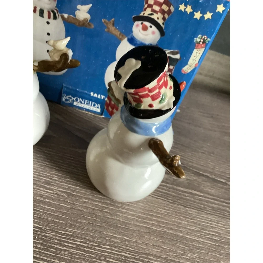 Oneida Kitchen Winter Buddies Salt & Pepper Shaker Set